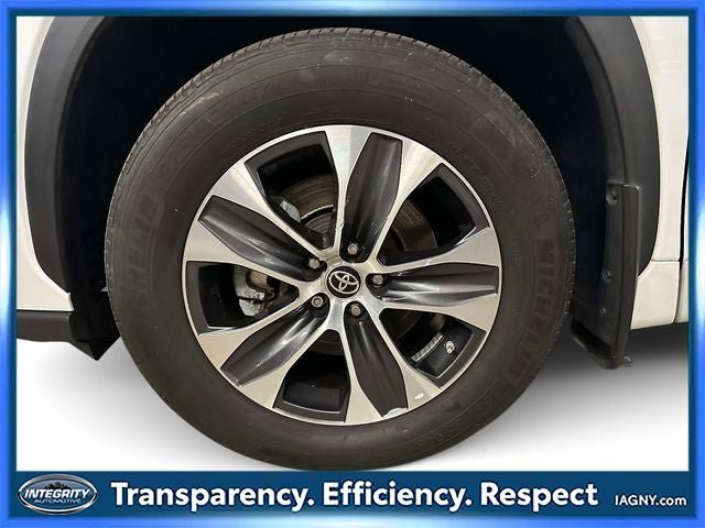 Used 2022 Toyota Highlander XLE AWD/4WD image 14