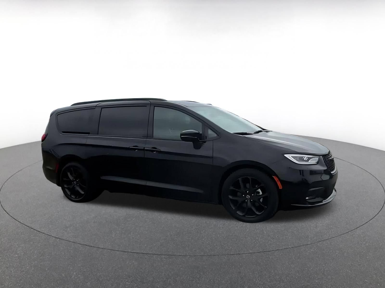Used 2025 Chrysler Pacifica Limited FWD image 2