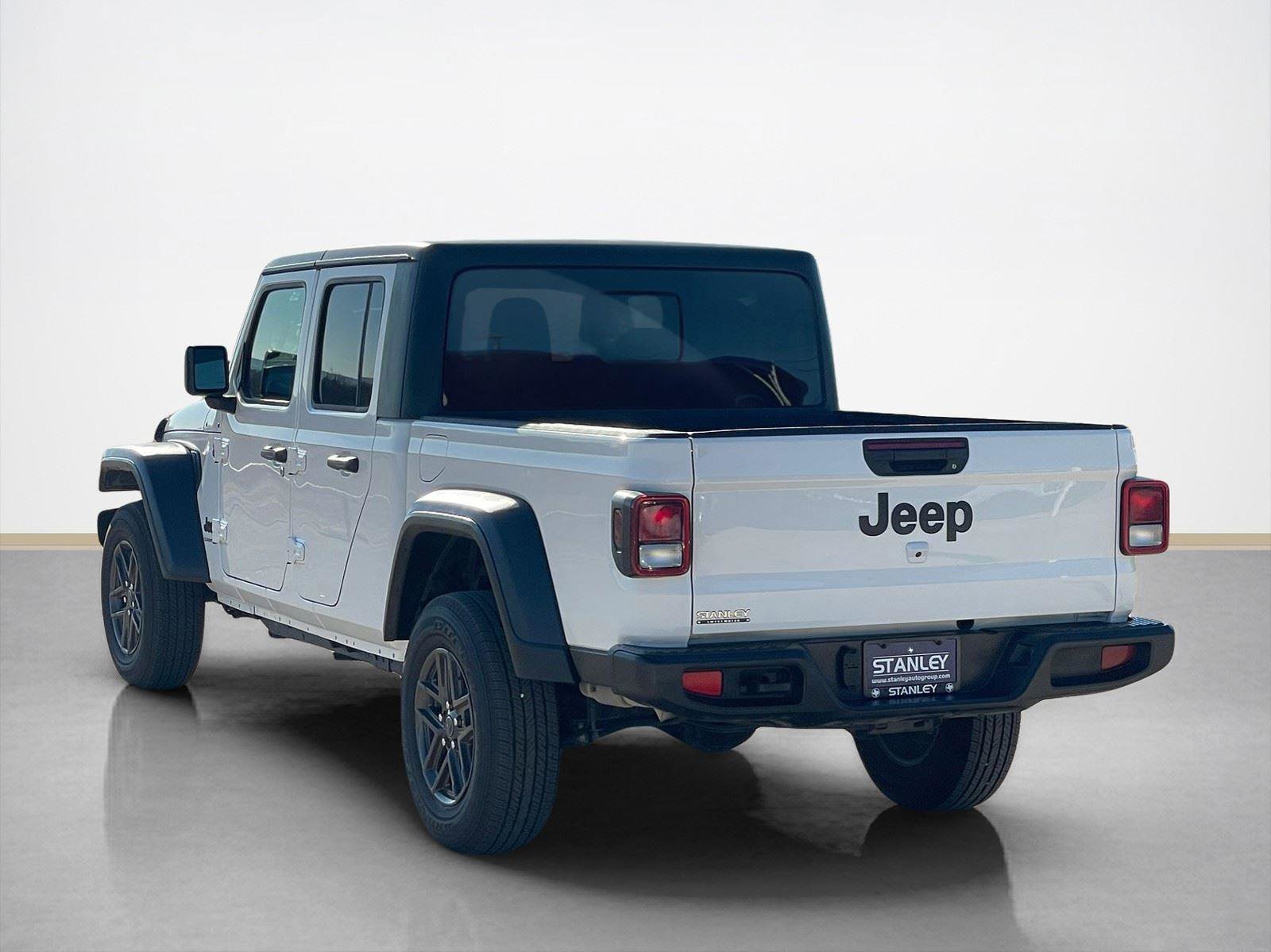 Used 2025 Jeep Gladiator Sport image 5