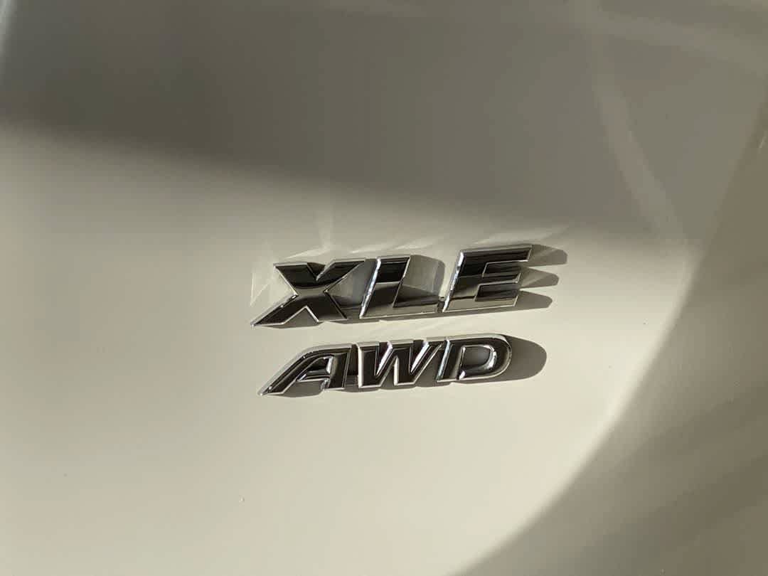 Used 2018 Toyota RAV4 XLE AWD/4WD image 12