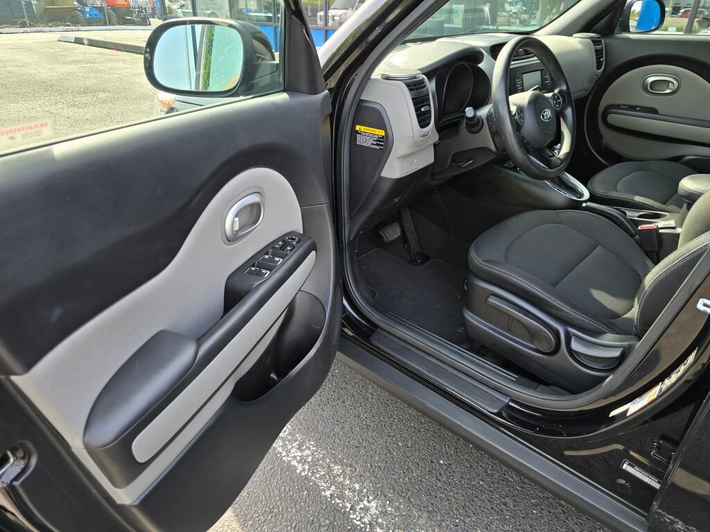 Used 2017 Kia Soul + FWD image 11