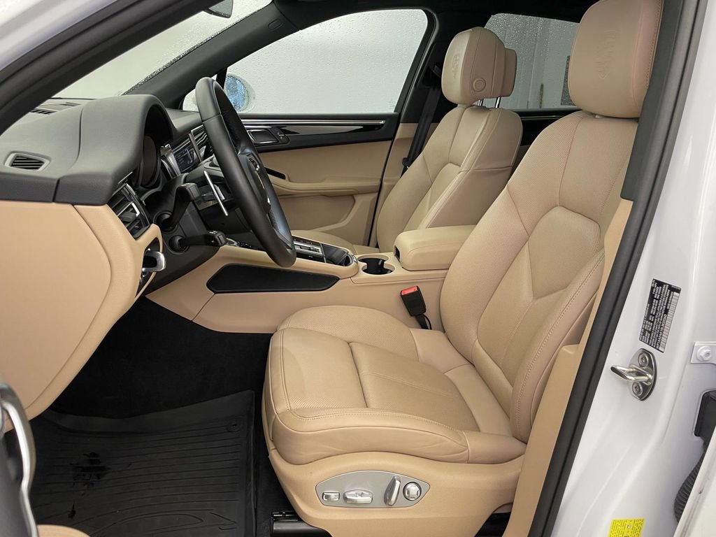Certified 2025 Porsche Macan AWD/4WD image 5