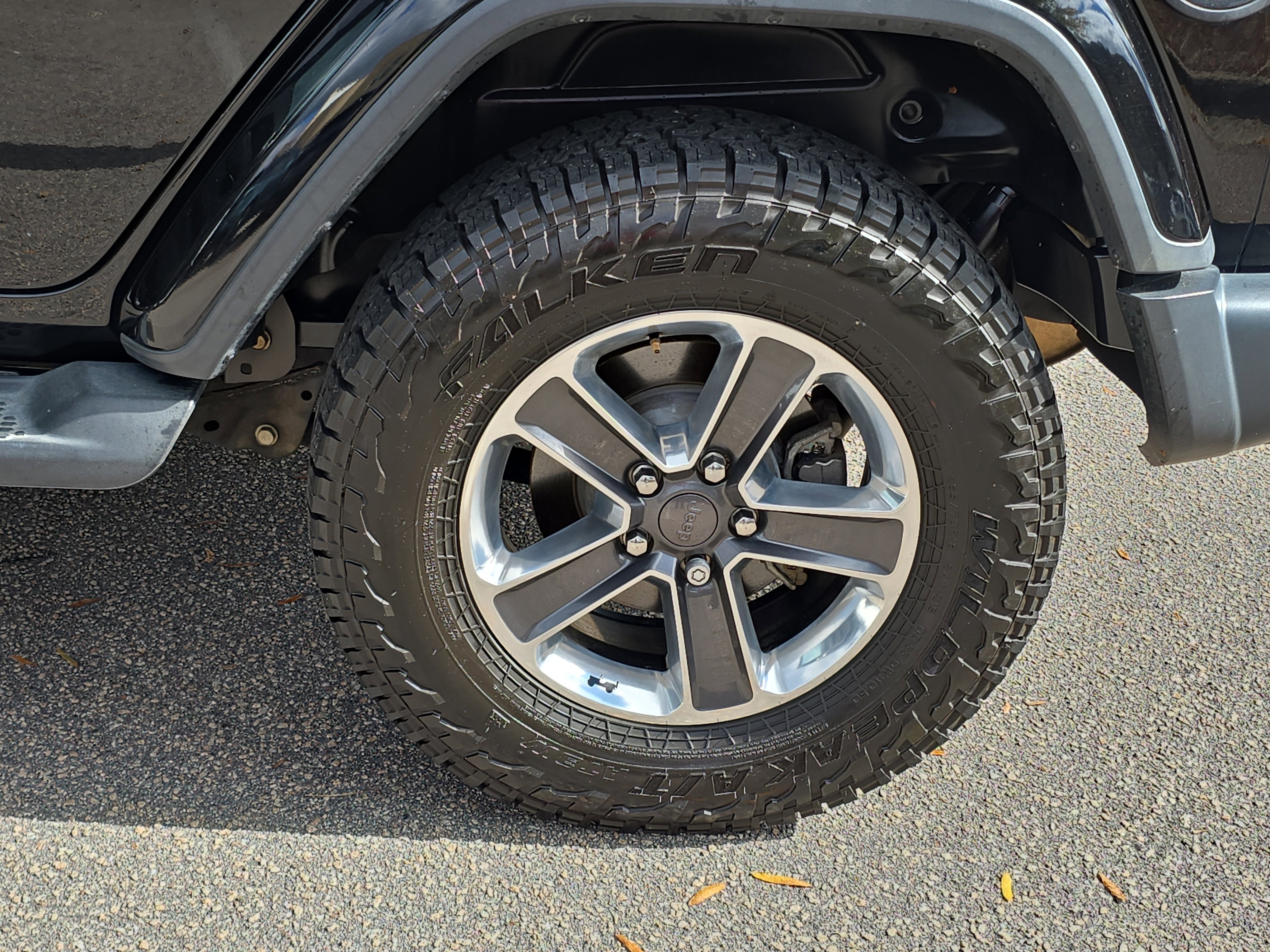 Used 2018 Jeep Wrangler Unlimited Sahara image 32