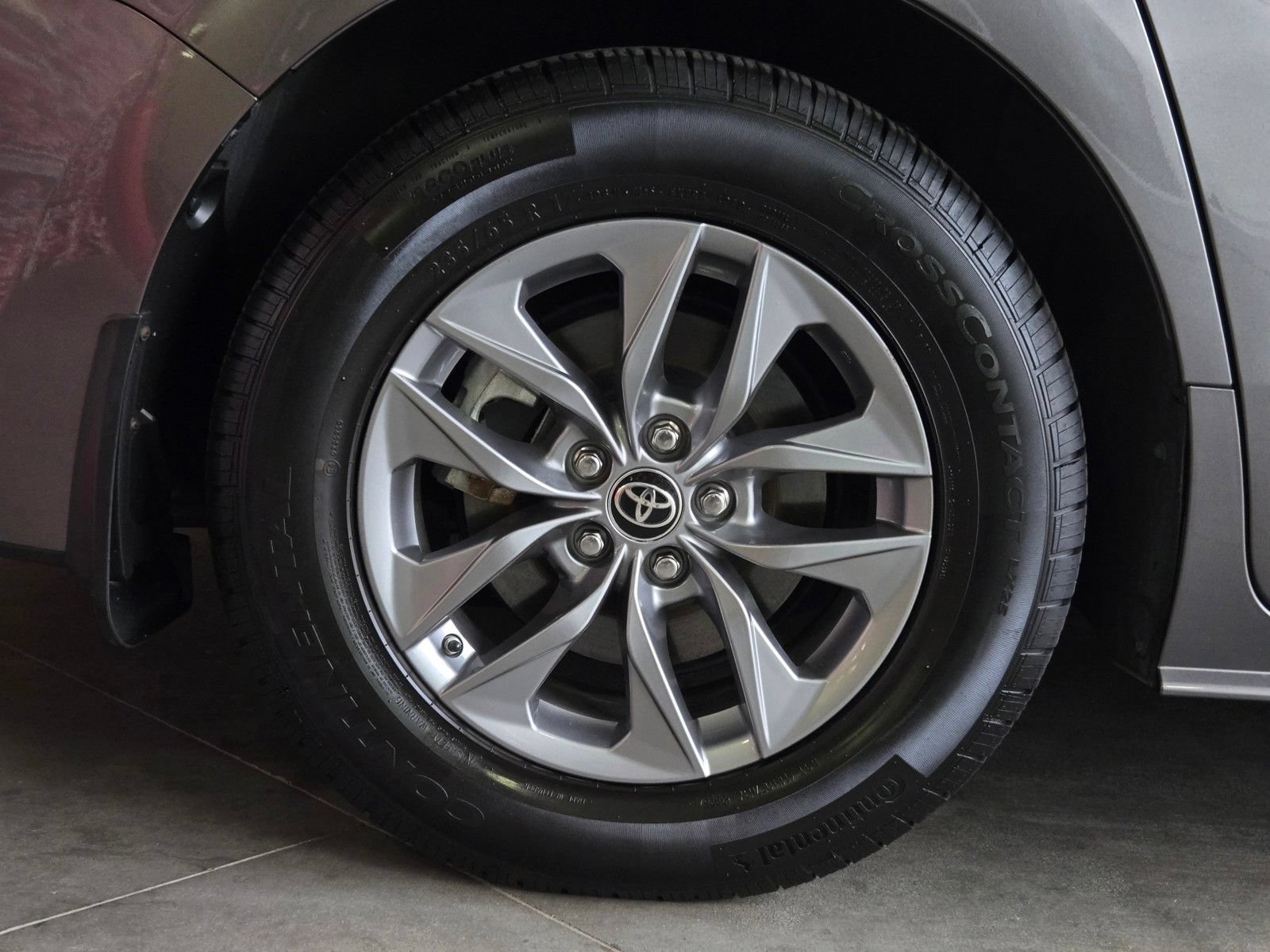 Certified 2021 Toyota Sienna XLE w/ XLE Plus Package AWD/4WD image 5