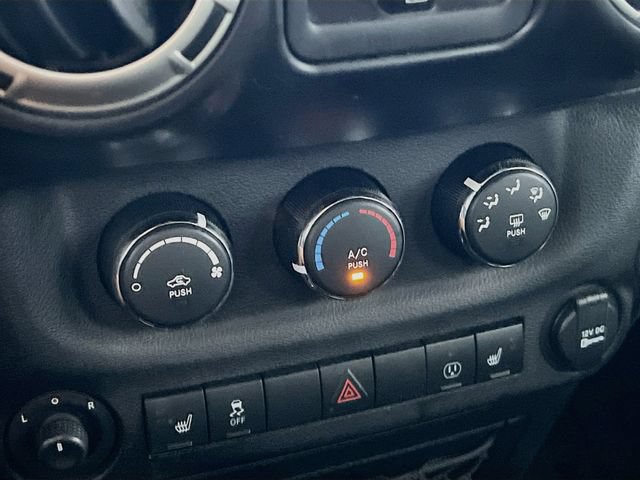 Used 2017 Jeep Wrangler Unlimited Sahara w/ Connectivity Group AWD/4WD image 17
