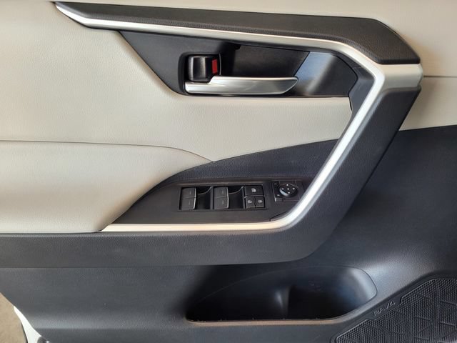 Used 2022 Toyota RAV4 XLE w/ Convenience Package FWD image 18