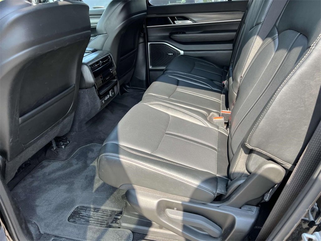 Used 2024 Jeep Wagoneer L Series II w/ Flexible Seating Group image 11