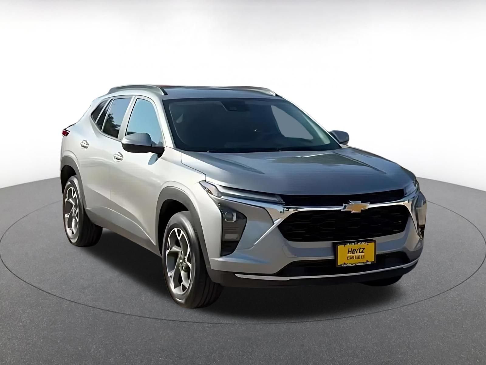 Used 2025 Chevrolet Trax LT FWD image 3