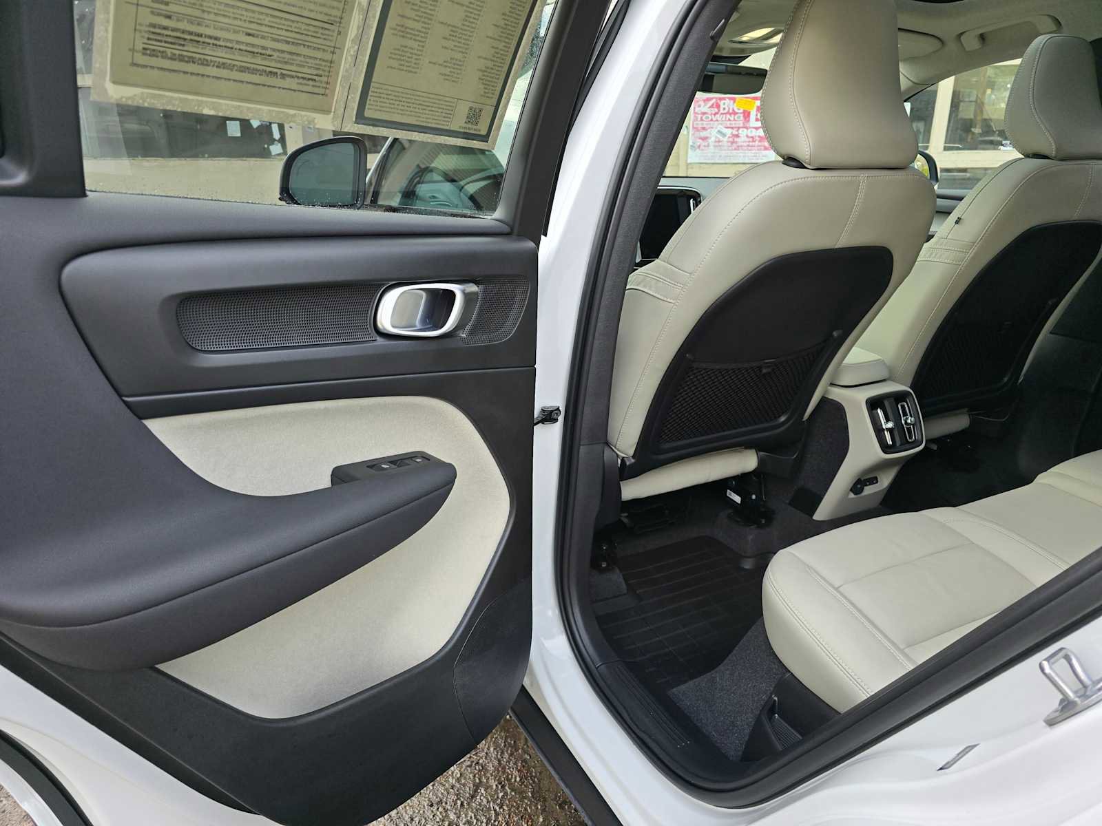 Certified 2024 Volvo XC40 B5 Ultimate w/ Climate Package image 25