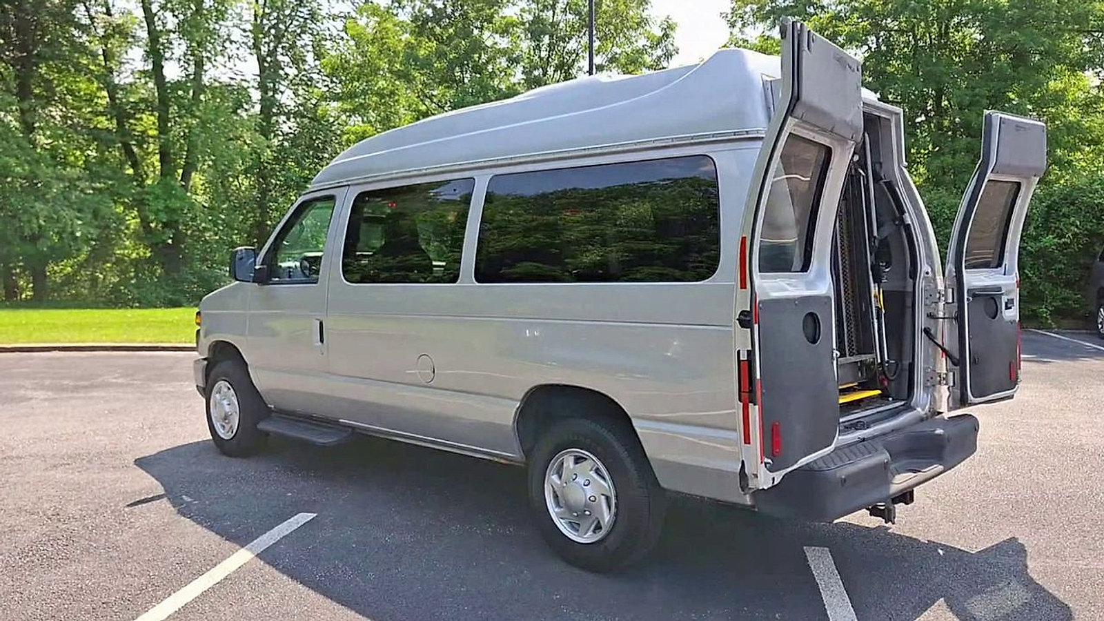 Used 2011 Ford E-350 and Econoline 350 XL w/ PWR Windows & Locks Group RWD image 9