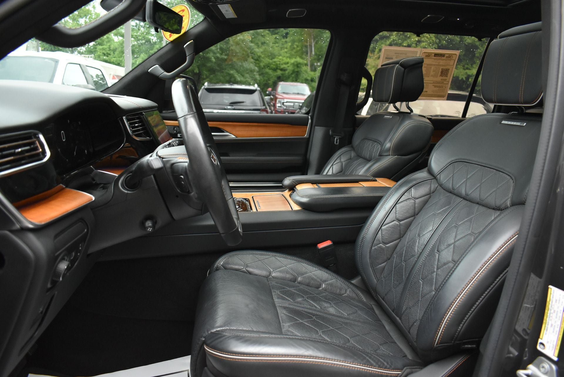 Used 2022 Jeep Grand Wagoneer Series III AWD/4WD image 15