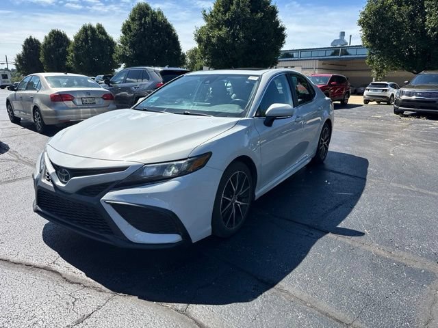 Used 2023 Toyota Camry SE w/ Cold Weather Package FWD image 3