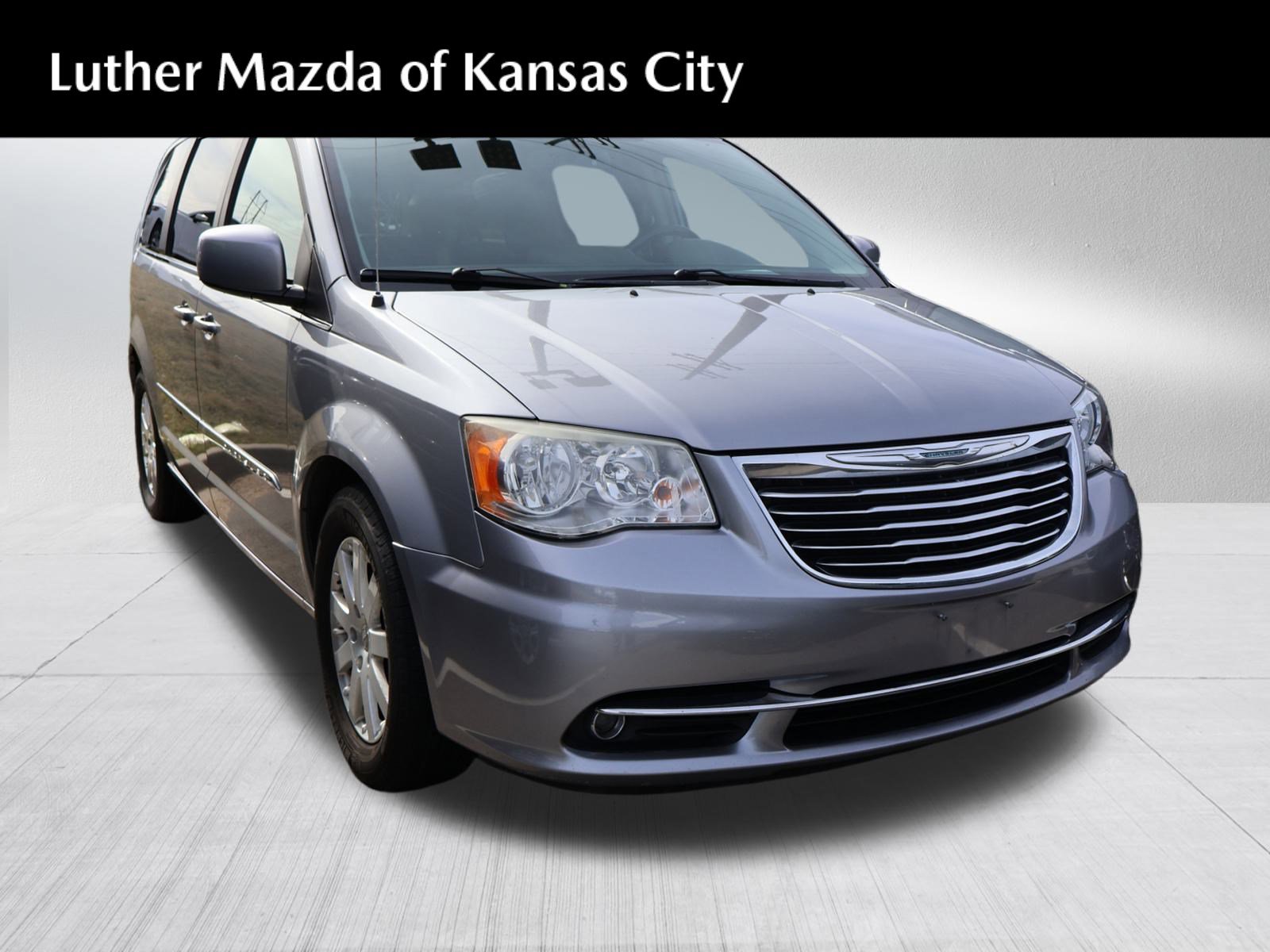 Used 2014 Chrysler Town & Country Touring video 1