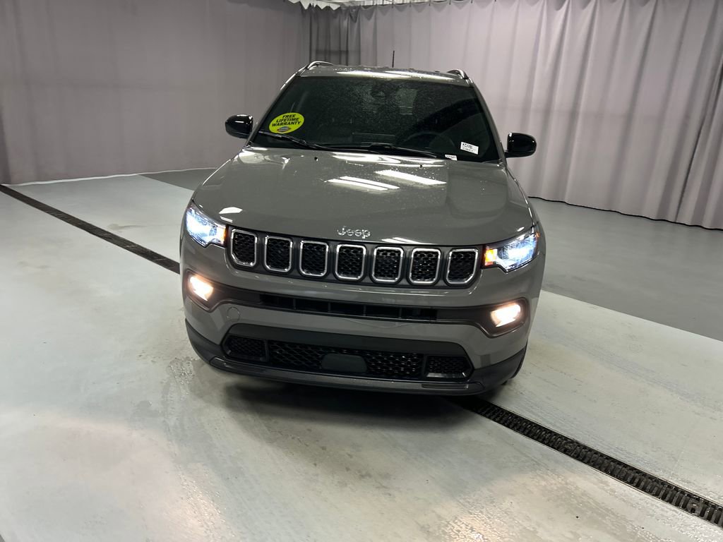 Used 2024 Jeep Compass Latitude image 2
