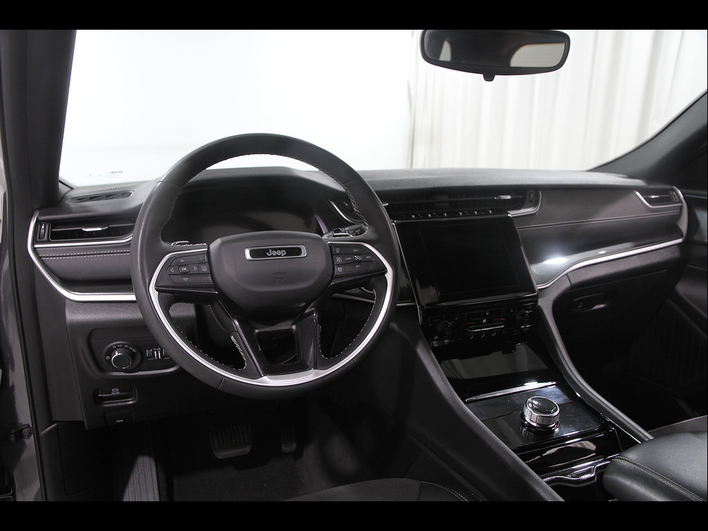 Used 2023 Jeep Grand Cherokee Altitude AWD/4WD image 6