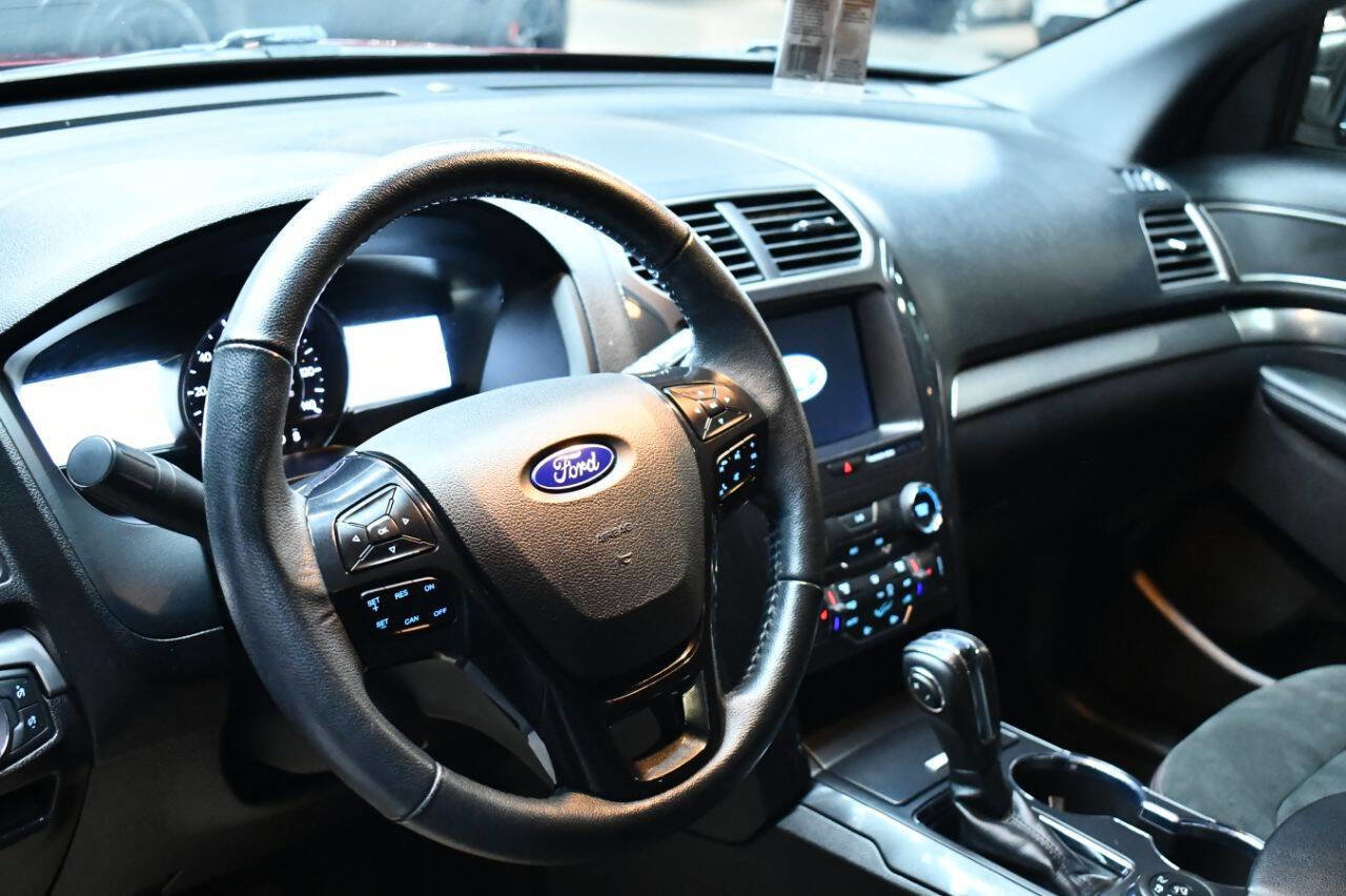 Used 2018 Ford Explorer XLT w/ Equipment Group 202A image 9