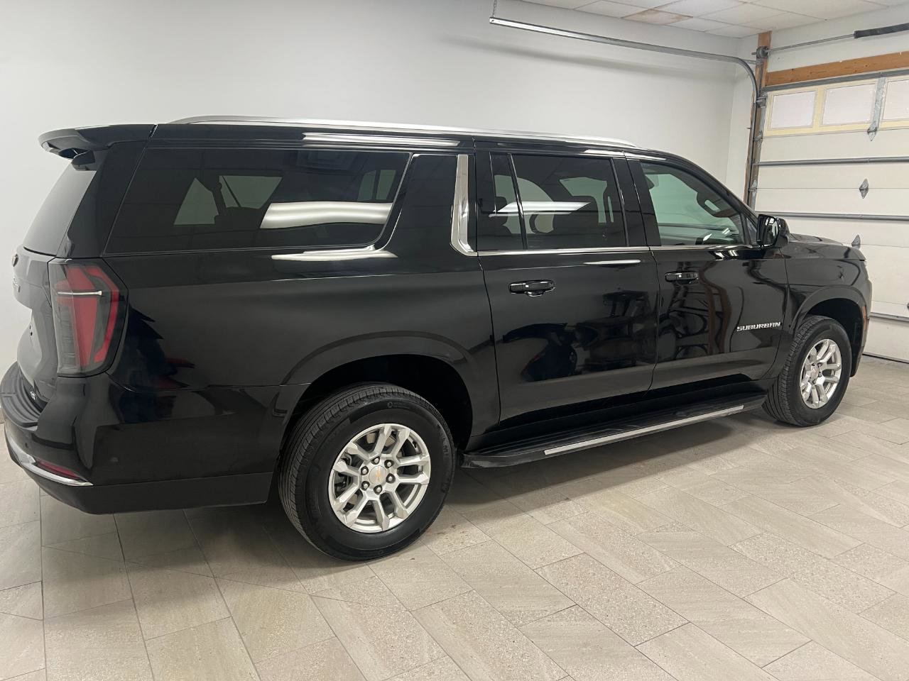 Used 2025 Chevrolet Suburban LT image 6