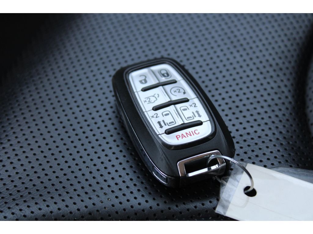 Used 2023 Chrysler Pacifica Limited image 37