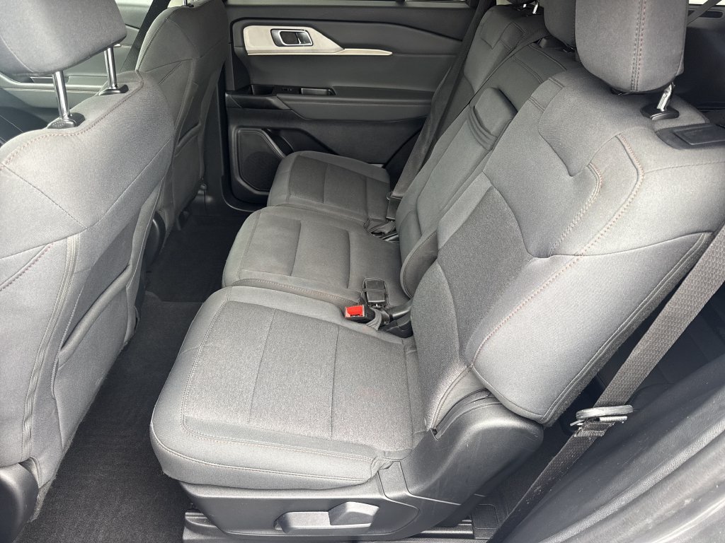 Used 2025 Ford Explorer Active RWD image 19