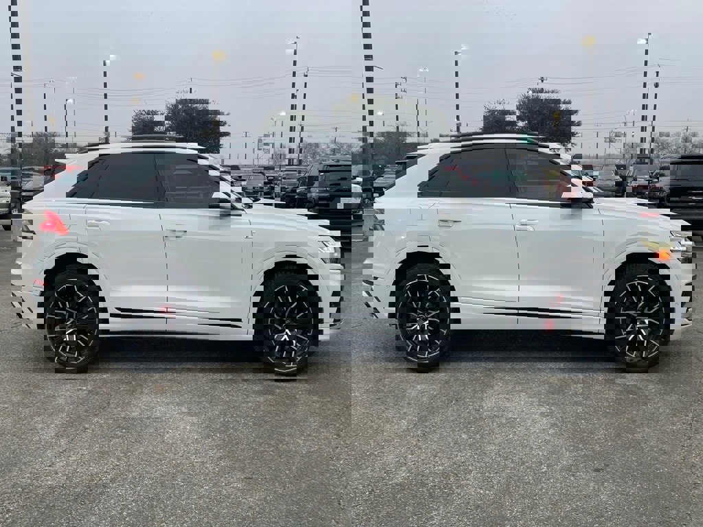 Used 2019 Audi Q8 Prestige w/ Luxury Package image 3