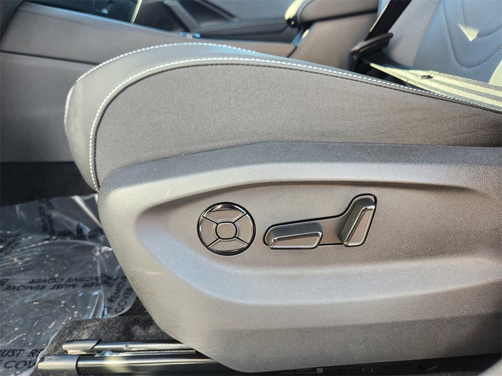 New 2025 Volkswagen Tiguan SE image 8