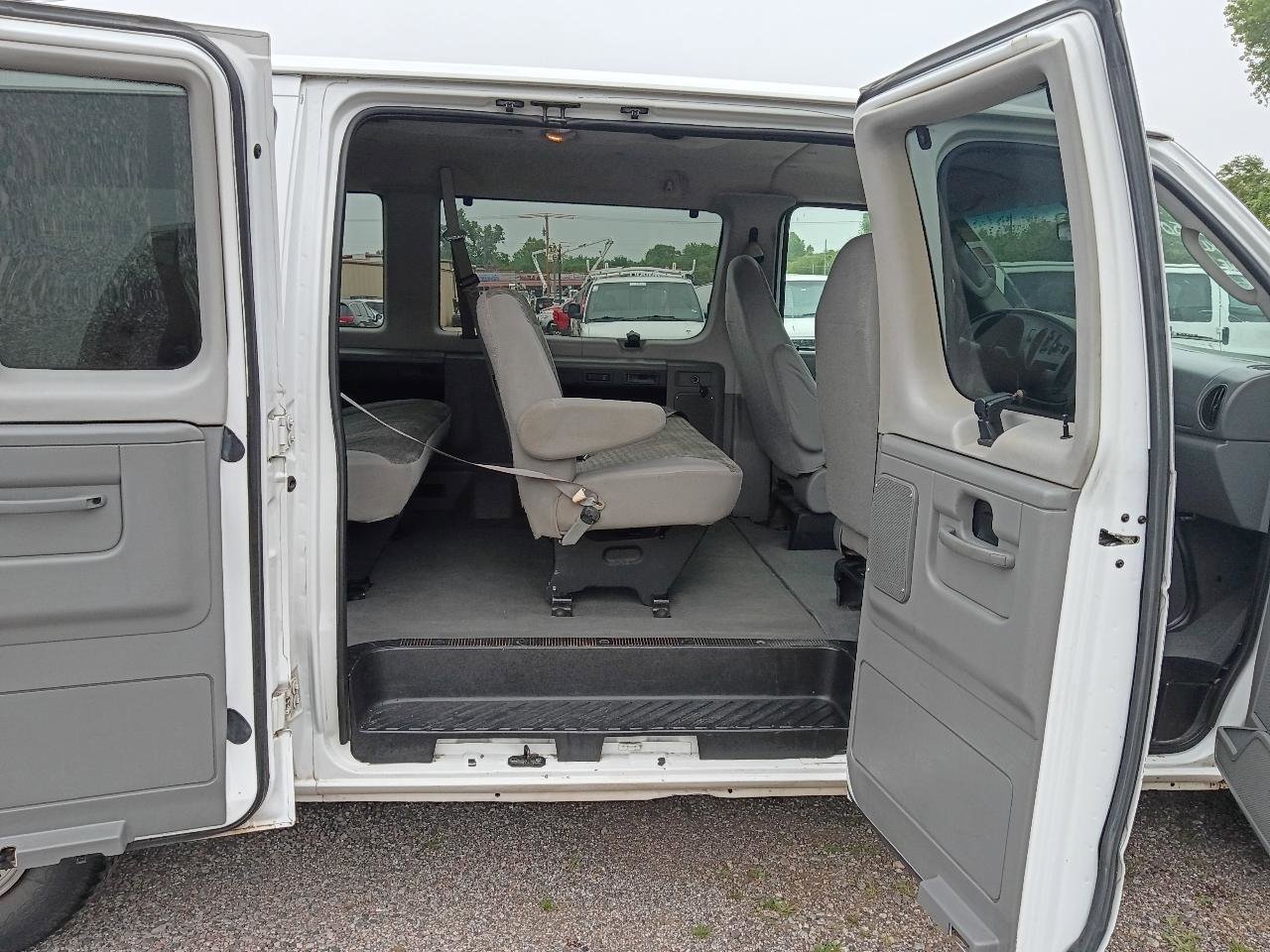 Used 2003 Ford E-150 and Econoline 150 Wagon RWD image 20