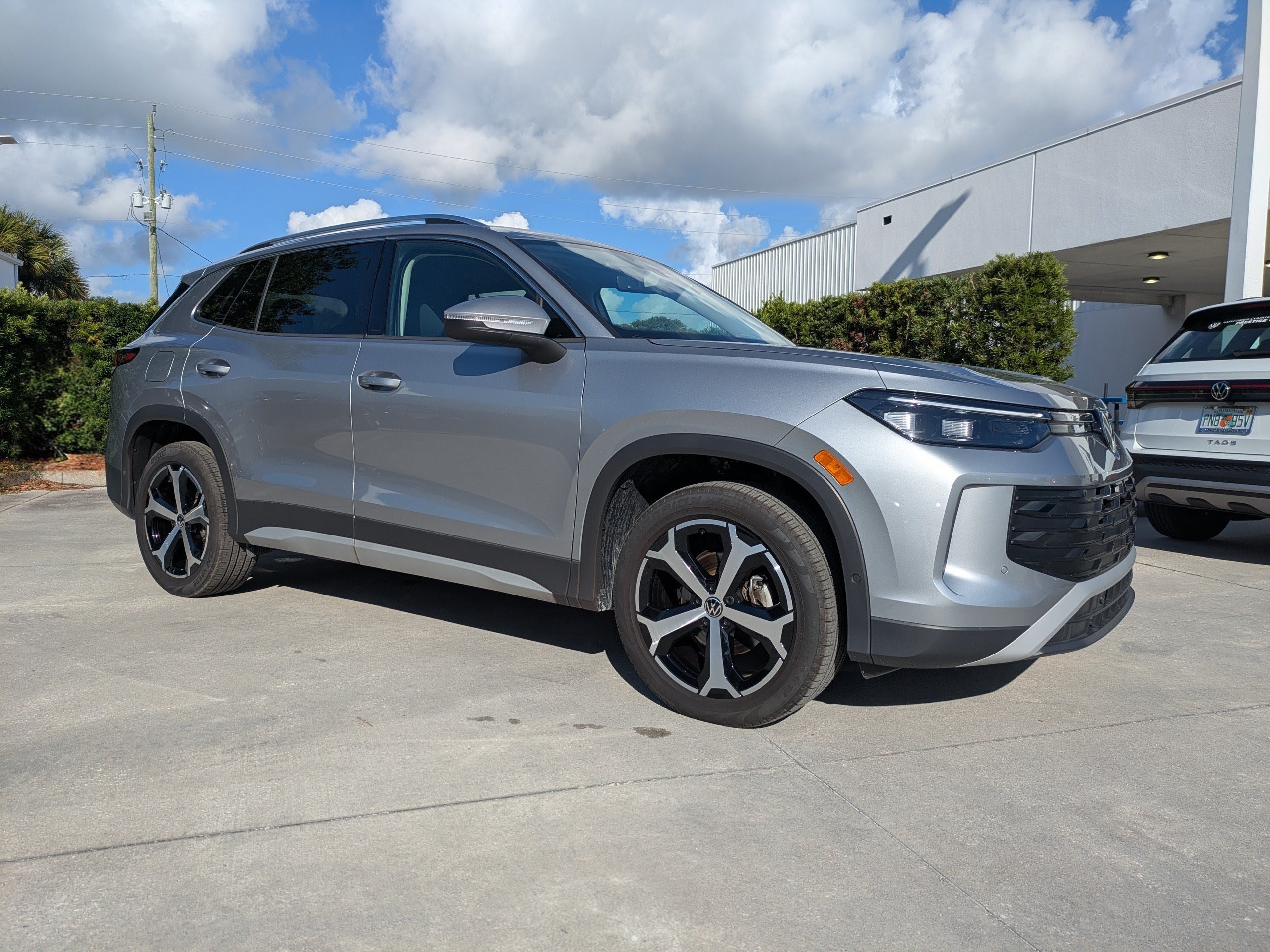 Certified 2025 Volkswagen Tiguan SE FWD image 2