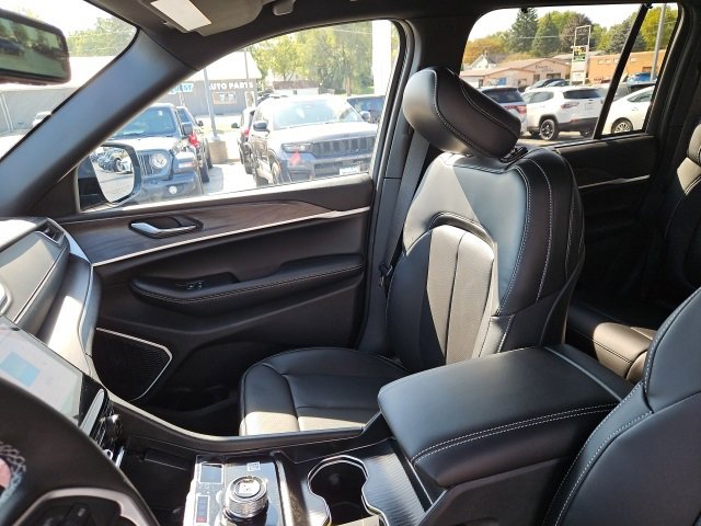 New 2025 Jeep Grand Cherokee Limited w/ Luxury Tech Group II image 33