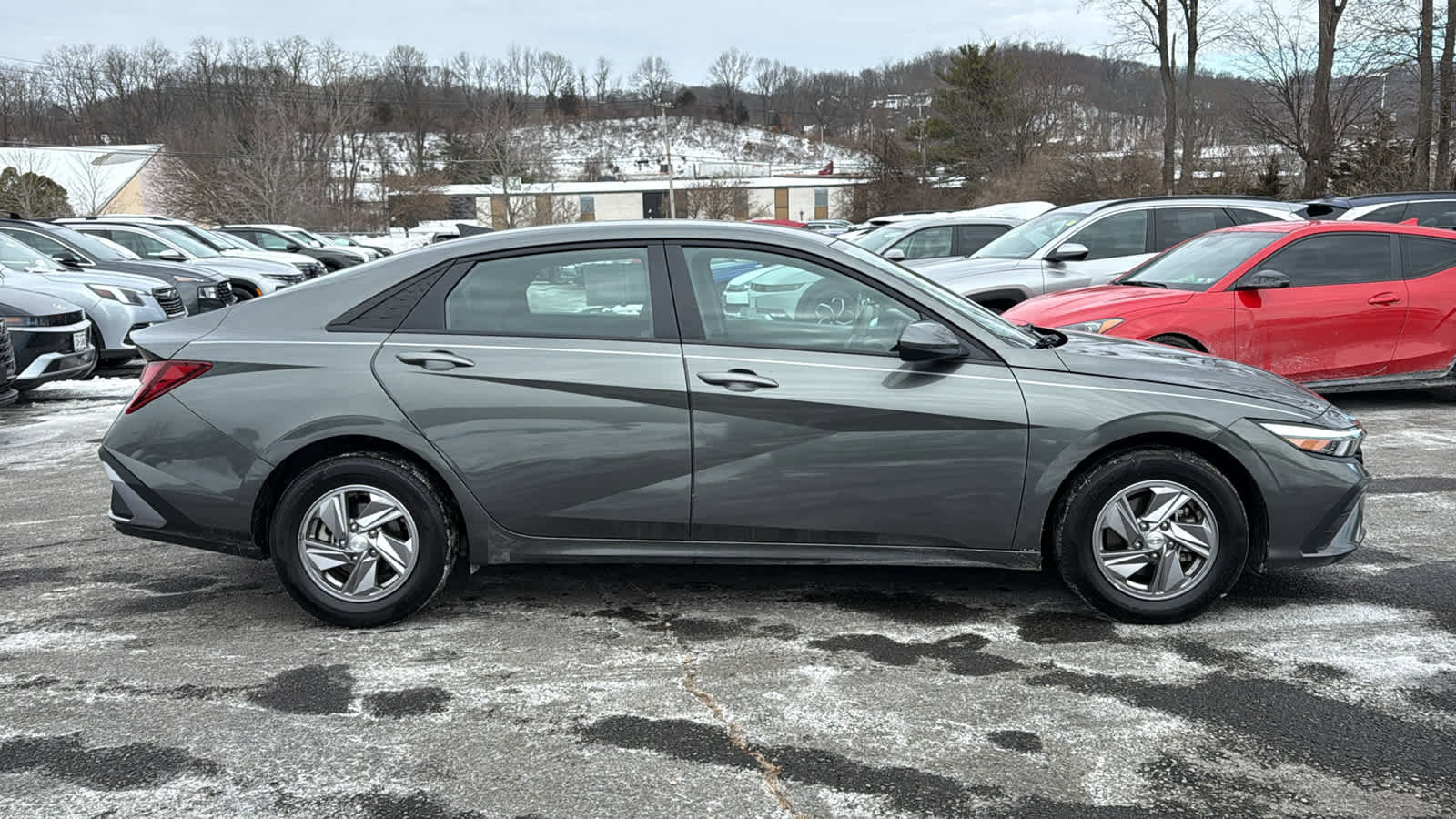 Used 2025 Hyundai Elantra SE image 2