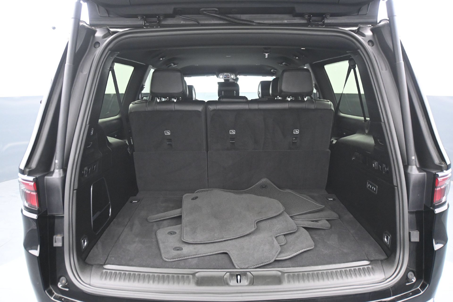 Used 2025 Jeep Wagoneer L Series II w/ 8-pass Seating Package AWD/4WD image 16