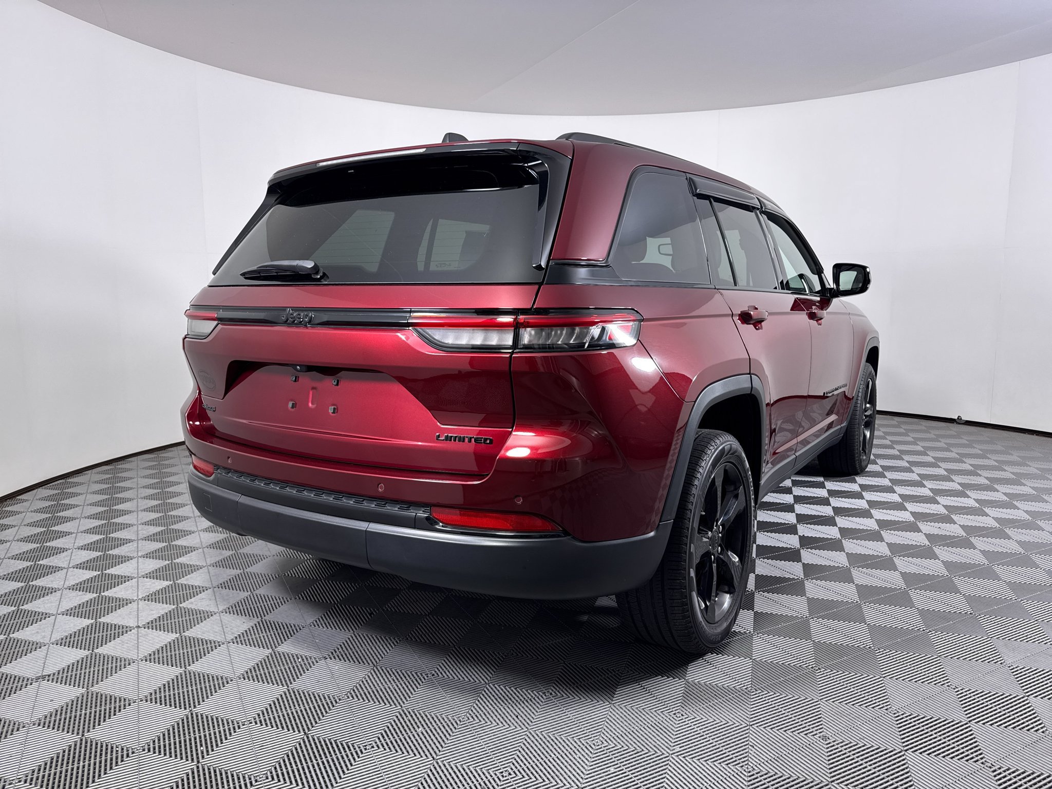 Used 2023 Jeep Grand Cherokee Limited w/ Black Appearance Package AWD/4WD image 21