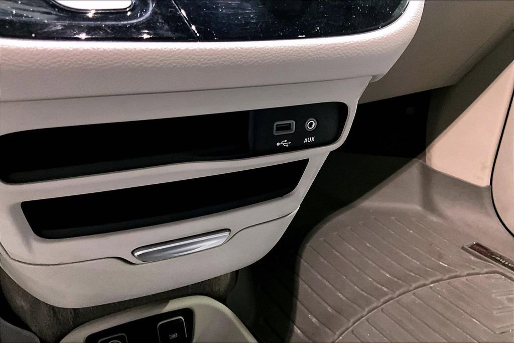 Used 2020 Chrysler Pacifica Touring w/ Tire & Wheel Group image 28