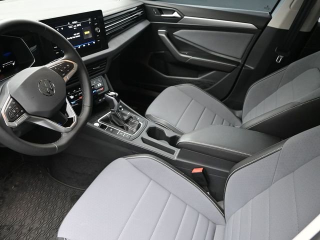 Used 2025 Volkswagen Jetta SE image 16