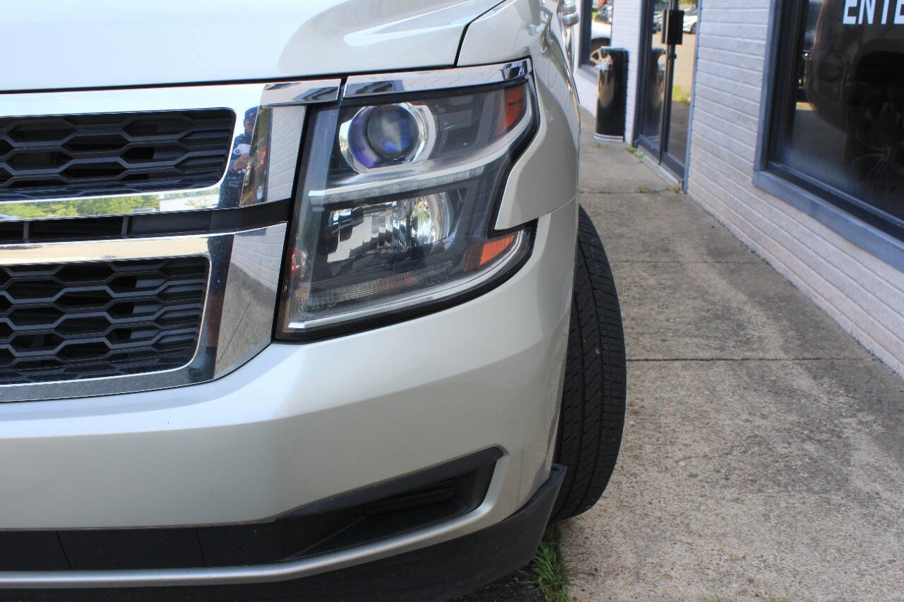 Used 2017 Chevrolet Suburban LT image 3