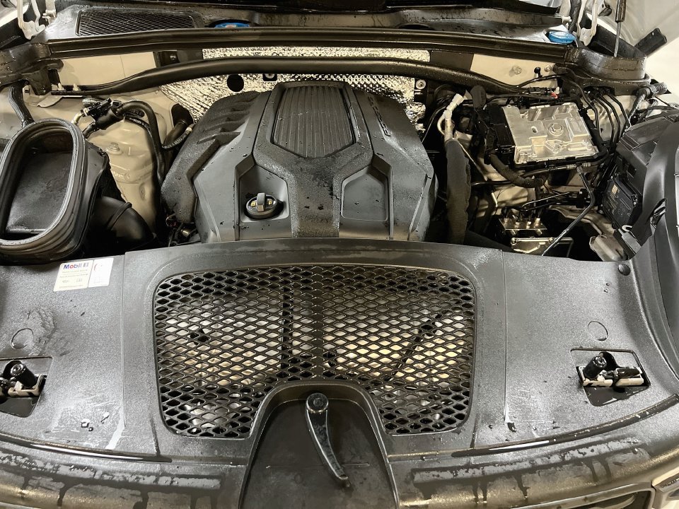 Certified 2024 Porsche Macan AWD/4WD image 31