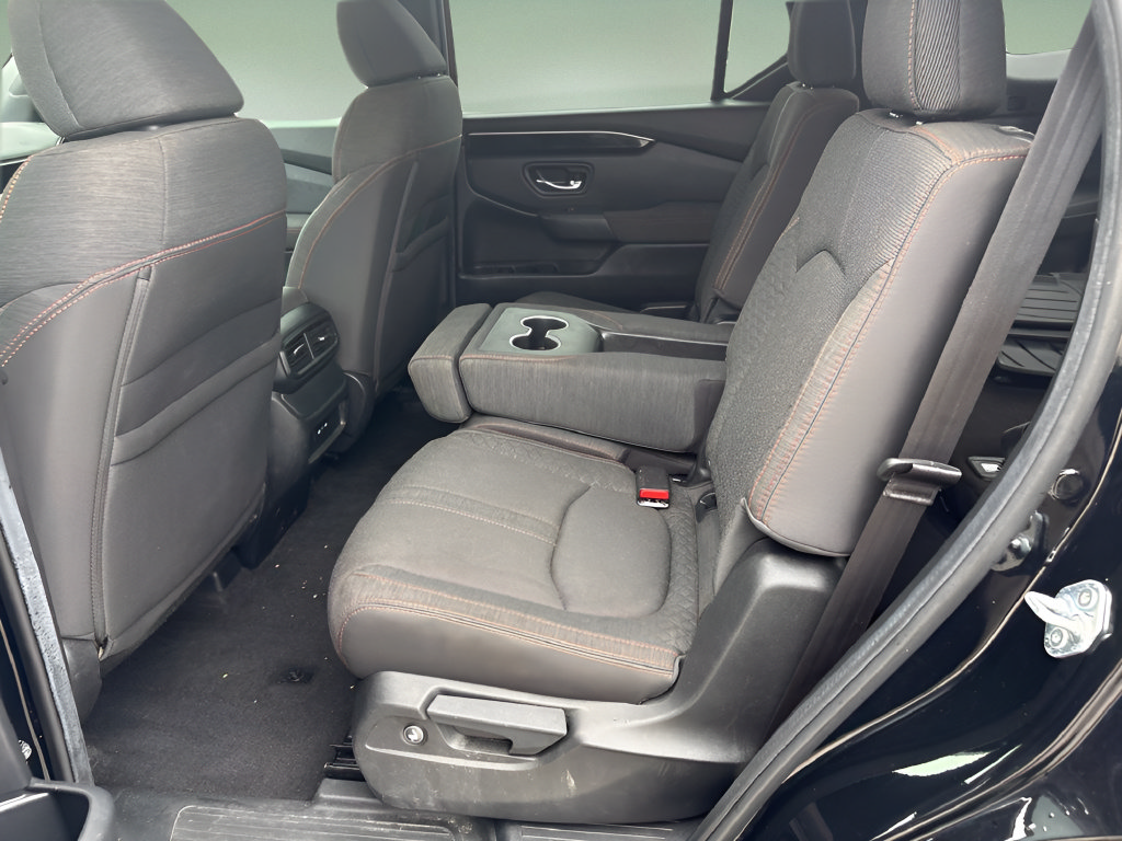 Used 2025 Honda Pilot Sport image 12