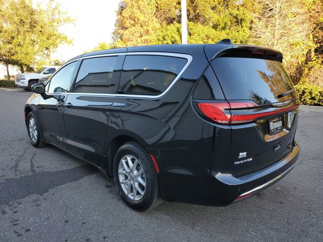 Used 2024 Chrysler Pacifica Touring-L image 3