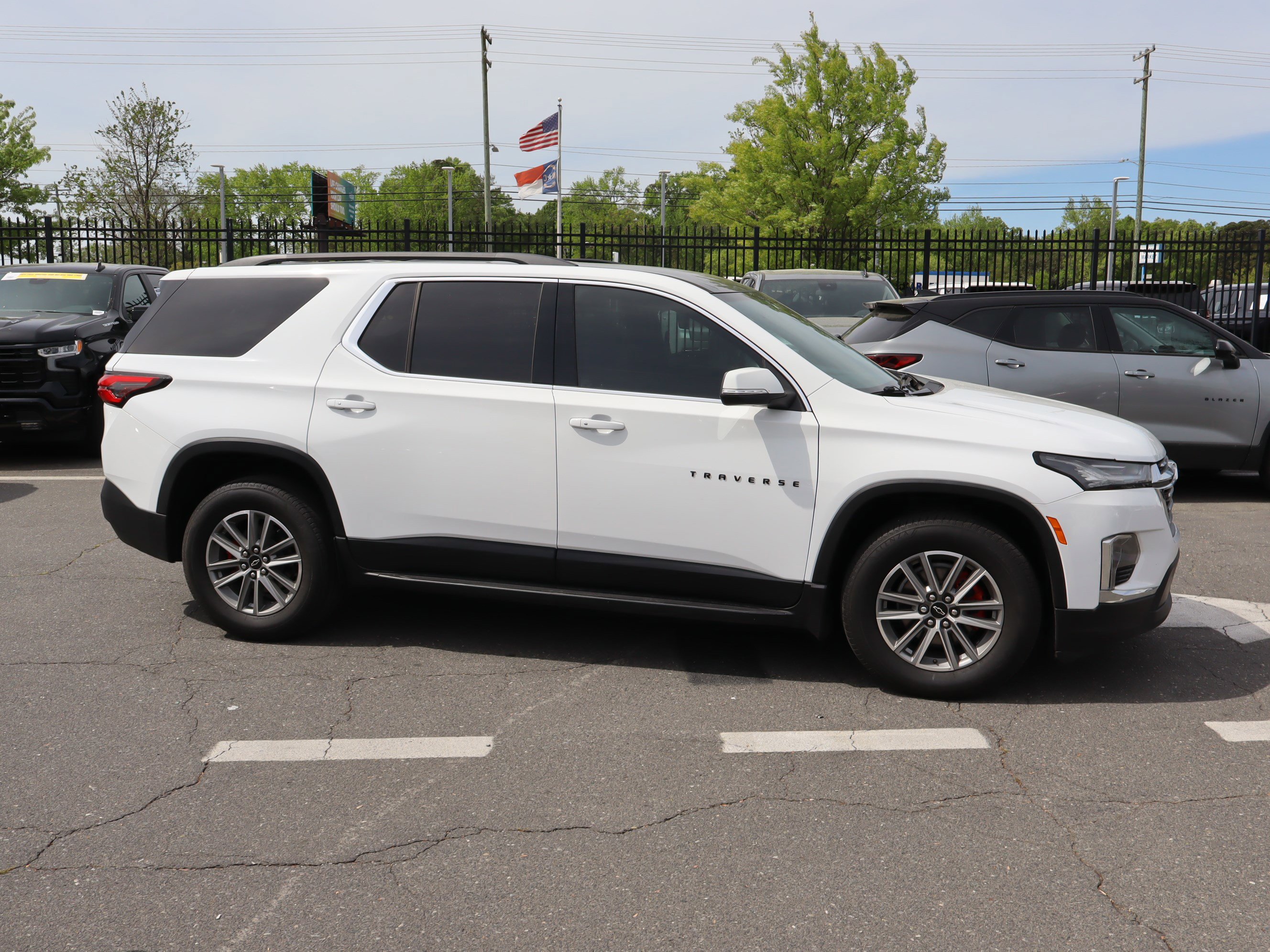 Used 2022 Chevrolet Traverse LT FWD image 11