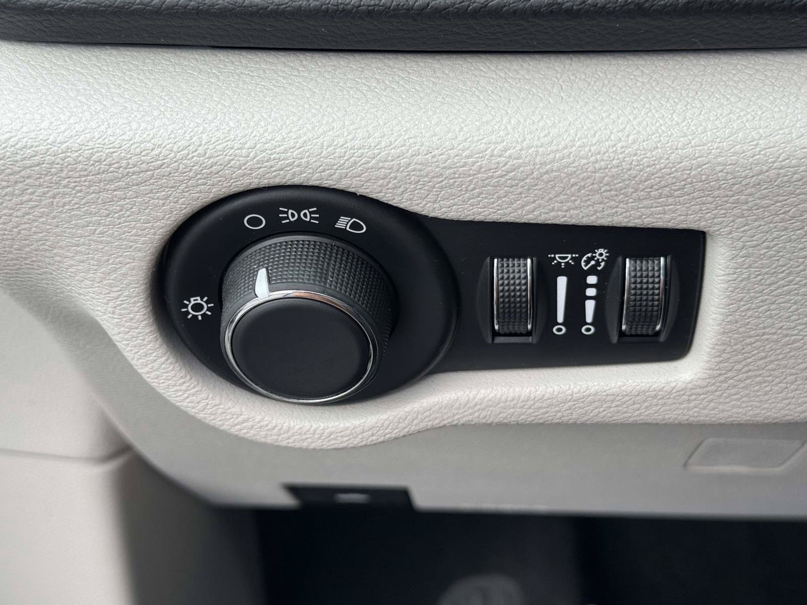Used 2017 Chrysler Pacifica LX FWD image 9