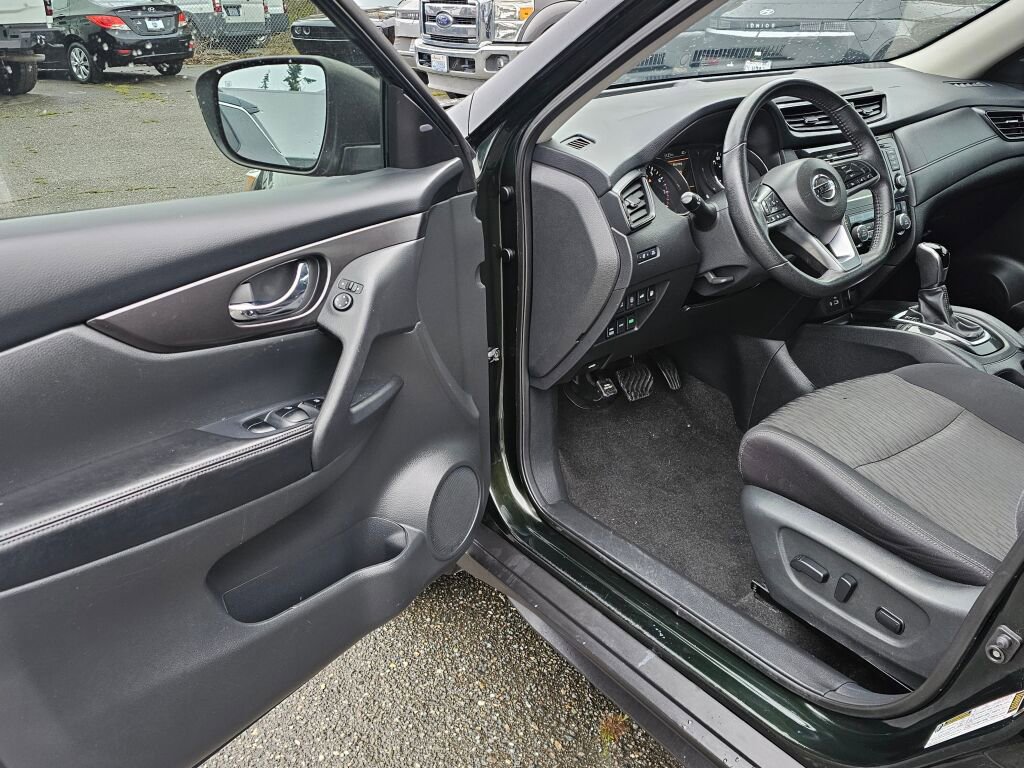 Used 2019 Nissan Rogue SV image 18