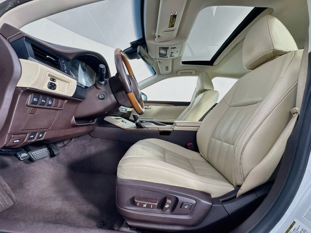 Used 2017 Lexus ES 300h w/ Luxury Package FWD image 12