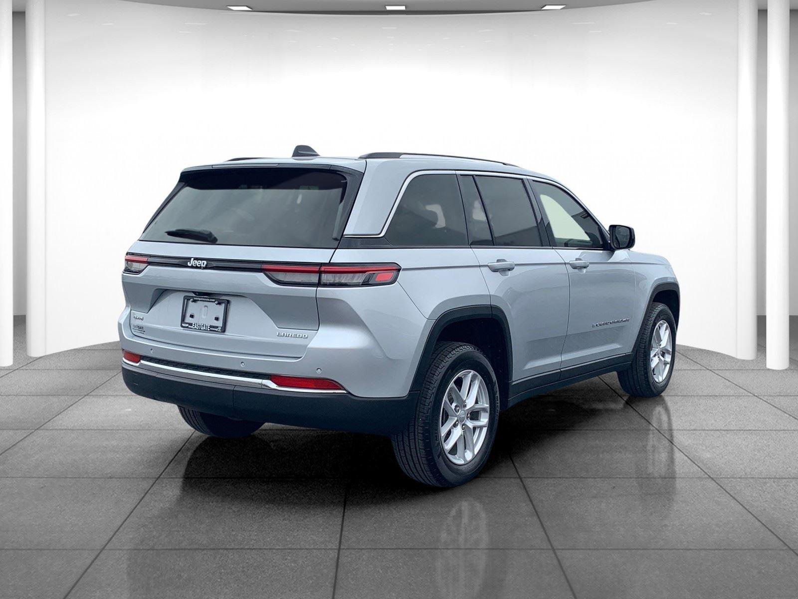 Used 2023 Jeep Grand Cherokee Laredo X image 7