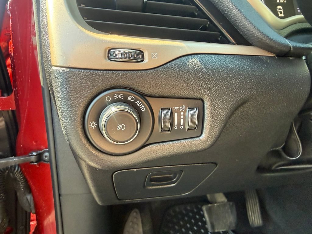 Used 2017 Jeep Cherokee Latitude w/ Cold Weather Group AWD/4WD image 14