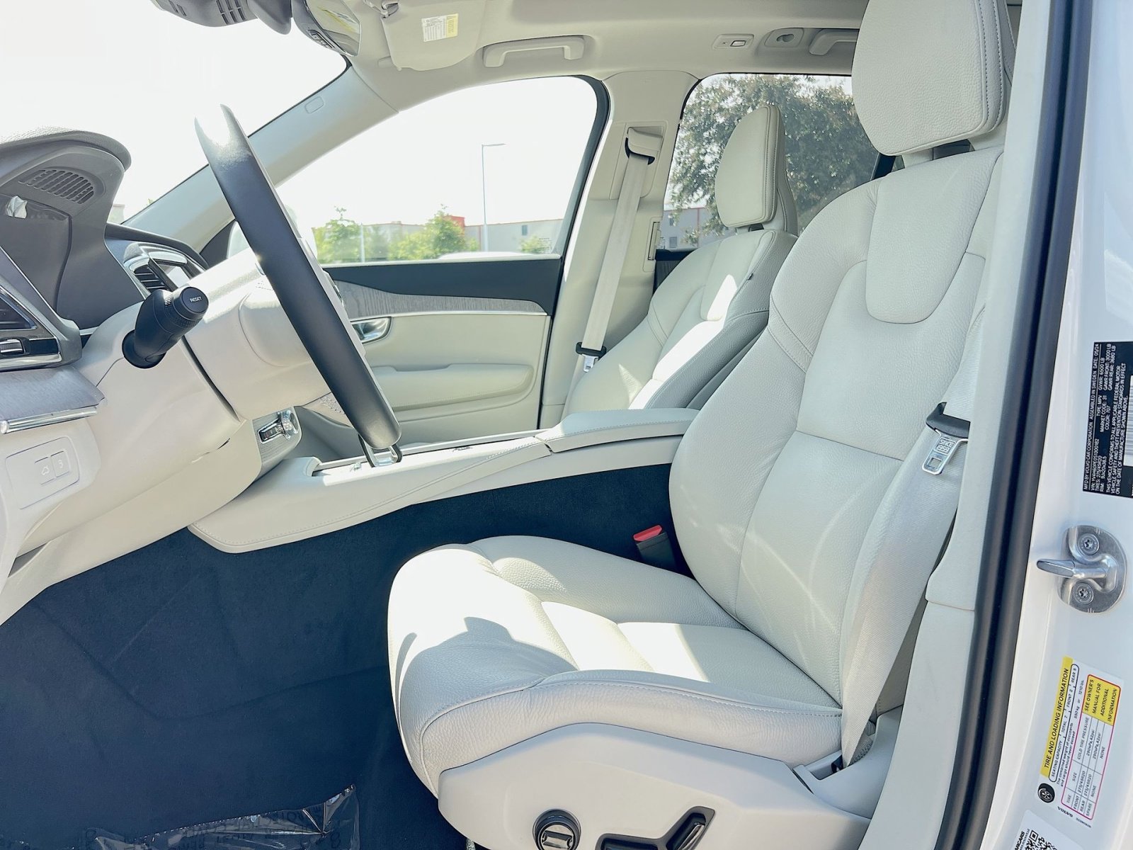 Certified 2025 Volvo XC90 T8 Plus w/ Protection Package Premier image 13