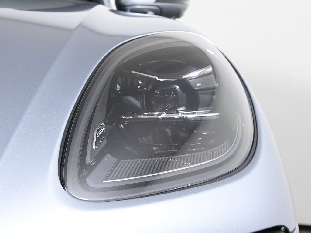 Used 2026 Porsche Macan AWD/4WD image 11