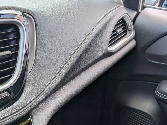 Used 2025 Chrysler Pacifica Select image 26