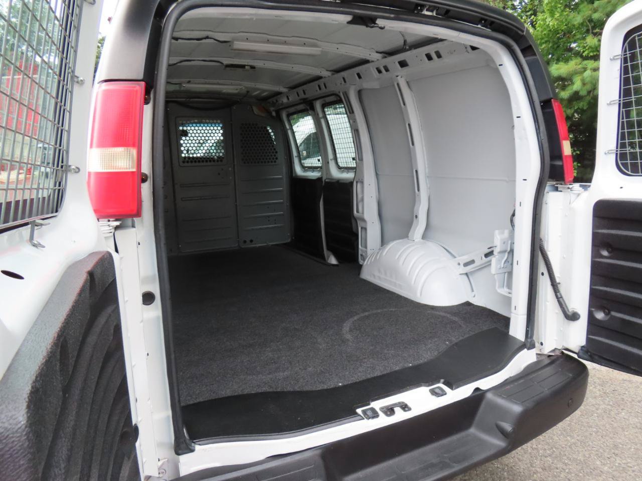 Used 2015 Chevrolet Express 2500 RWD image 9