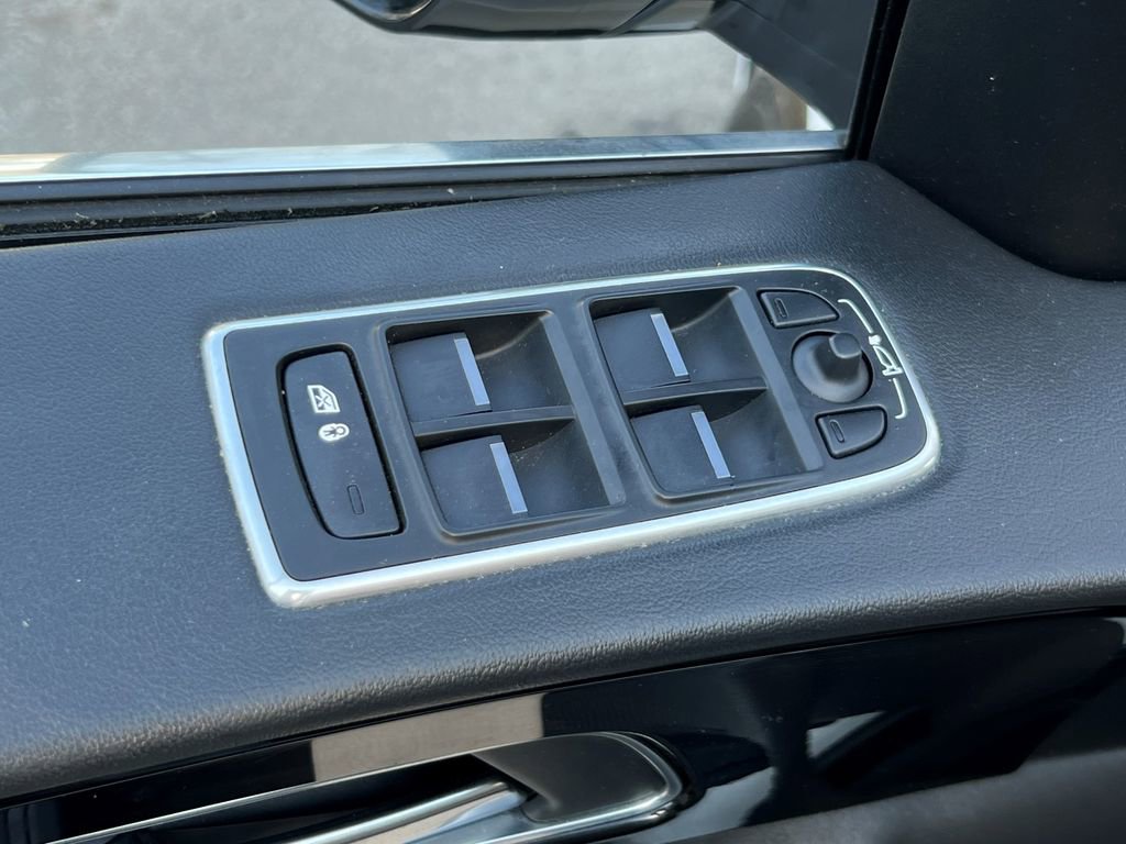 Used 2019 Jaguar F-PACE Premium image 18