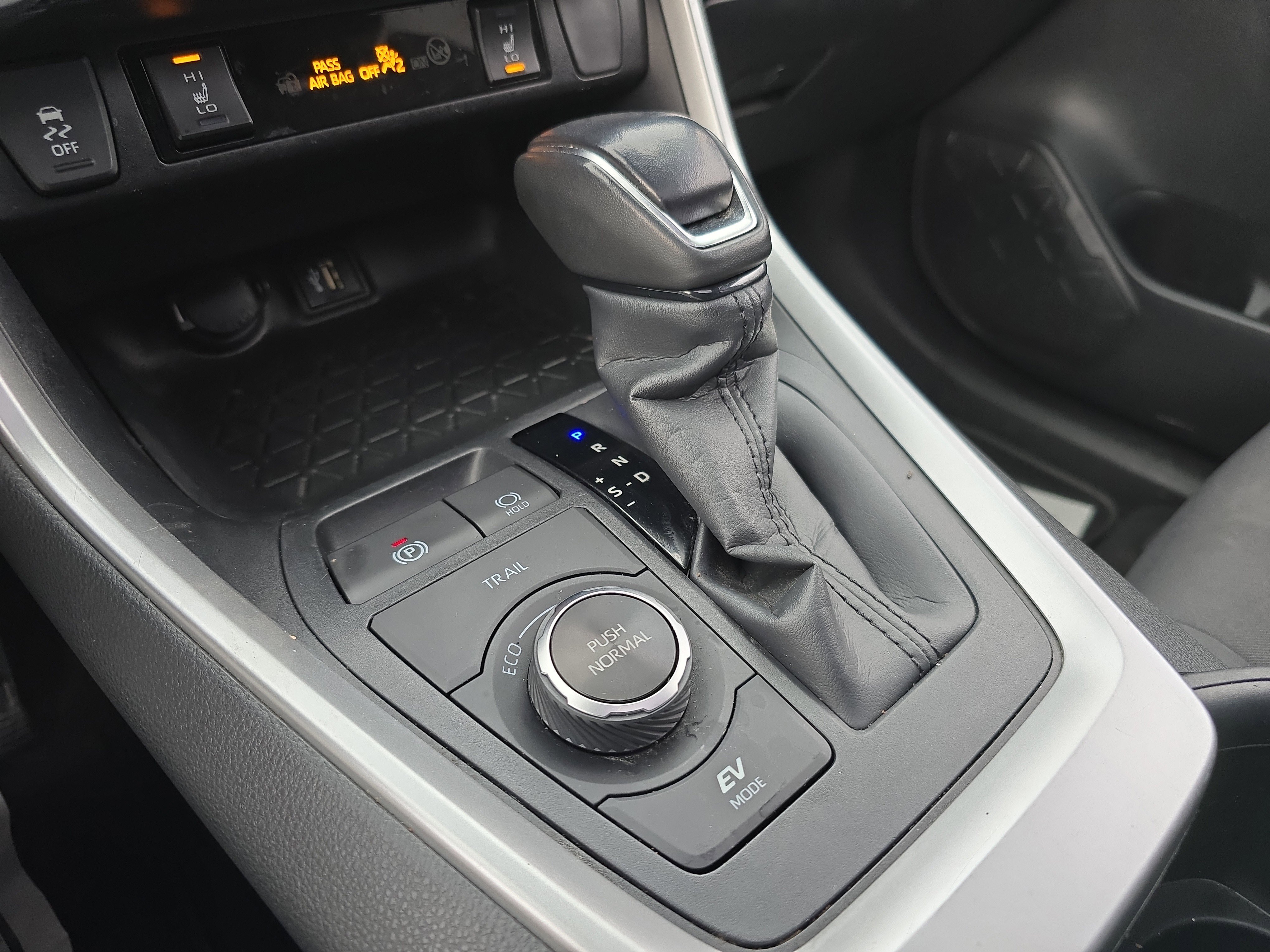 Used 2023 Toyota RAV4 SE image 25