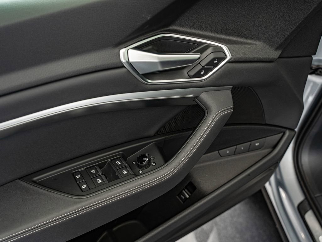 Used 2021 Audi e-tron Premium w/ Convenience Plus Package AWD/4WD image 18